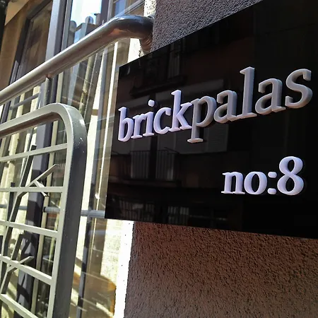 Ξενοδοχείο Brickpalas 2*